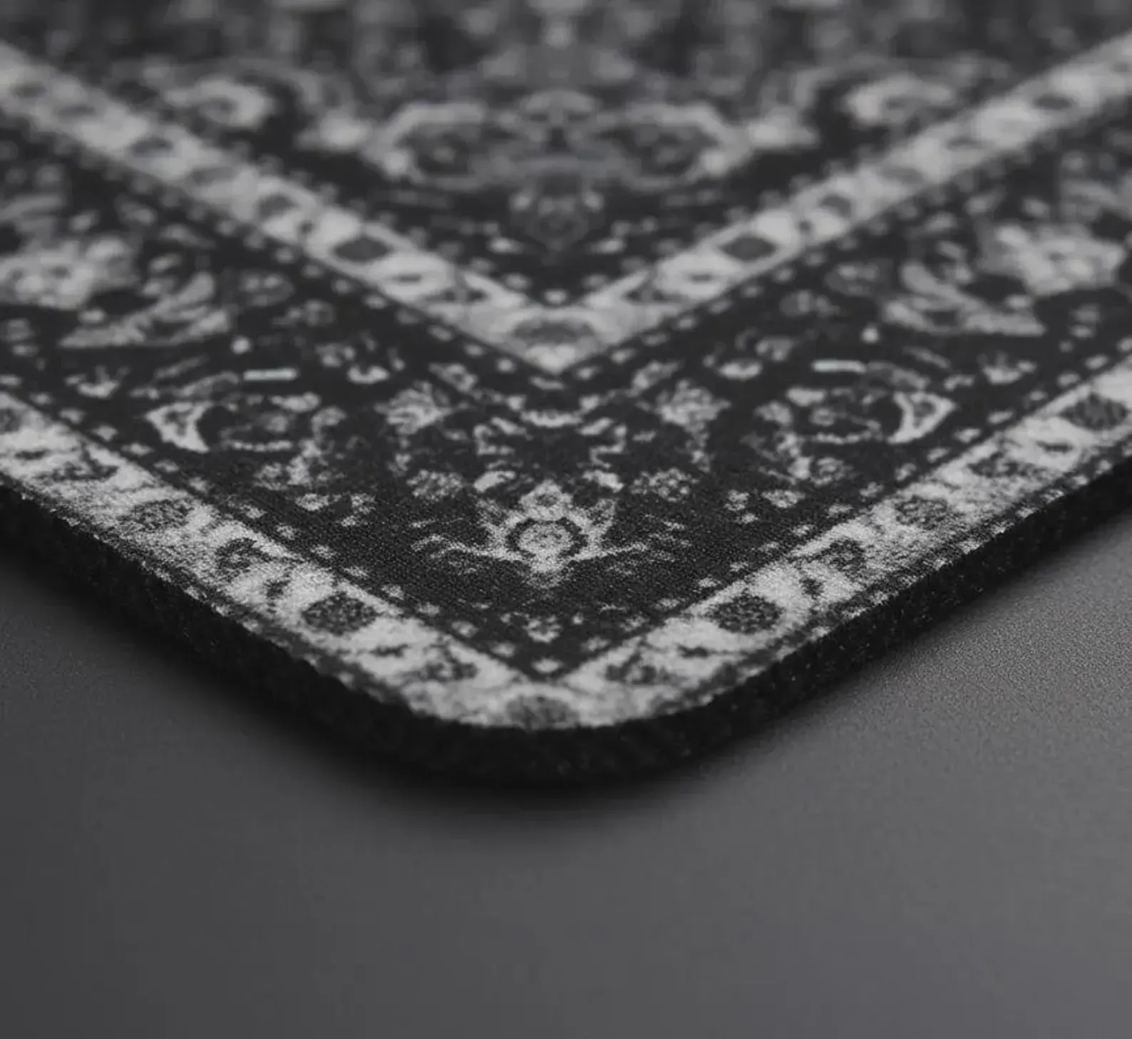 Persian Carpet Mouse Pad: Elegant Medallion Desk Mat